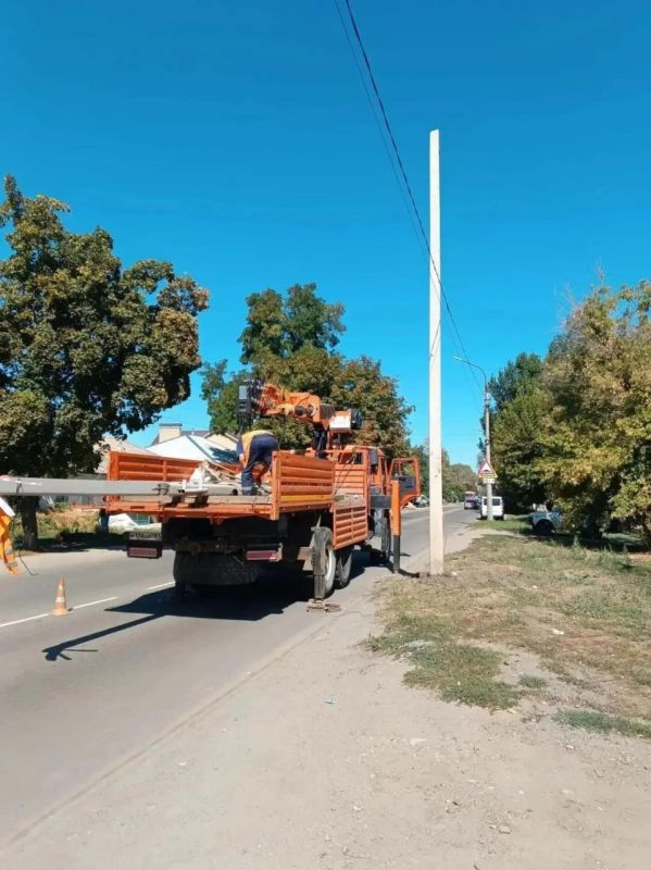 «Луганскгорсвет» заменил три опоры освещения, повреждённые в ДТП «Луганскгорсвет» заменил три опоры освещения, повреждённые в ДТП