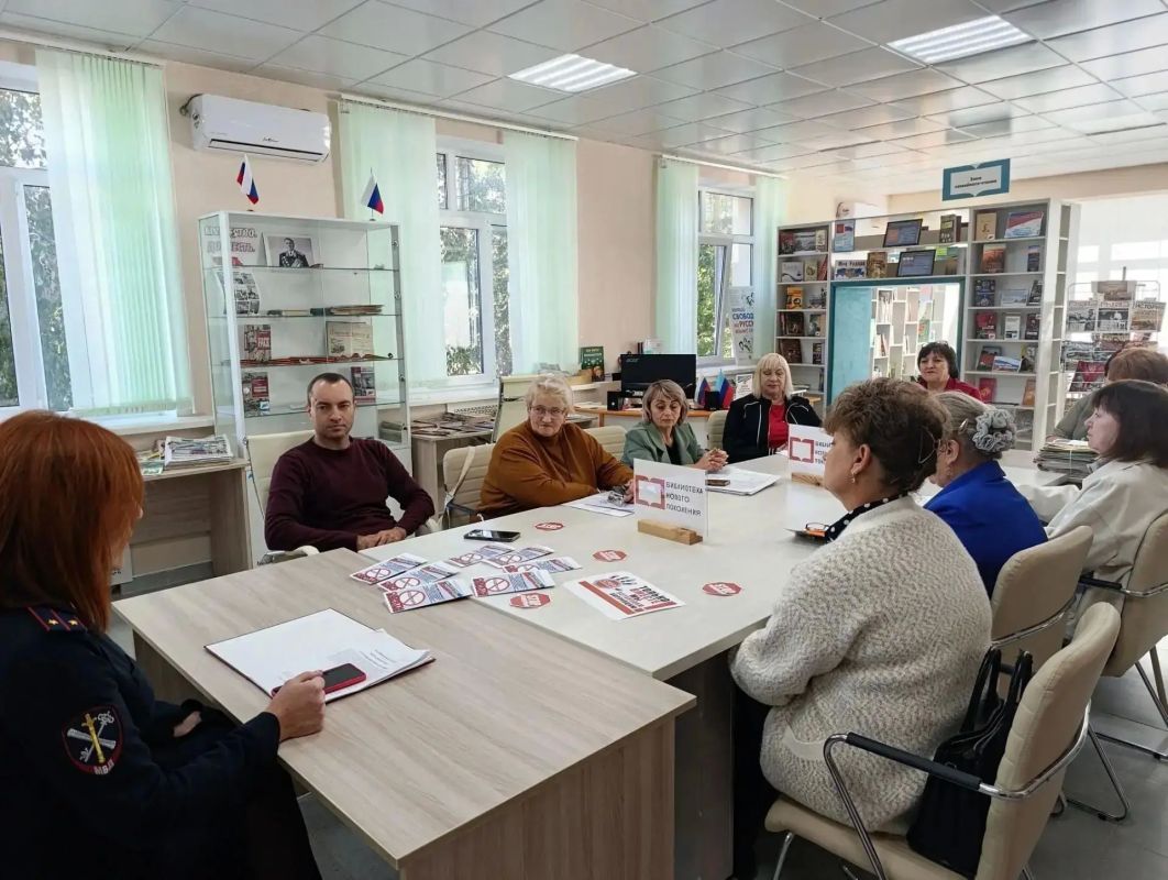 В рамках работы по правовому просвещению в МБУ "Марковская централизованная библиотечная система" состоялась важная встреча трудового коллектива с представителем правоохранительных органов В рамках работы по правовому просвещению в МБУ "Марковская централизованная библиотечная система" состоялась важная встреча трудового коллектива с представителем правоохранительных органов
