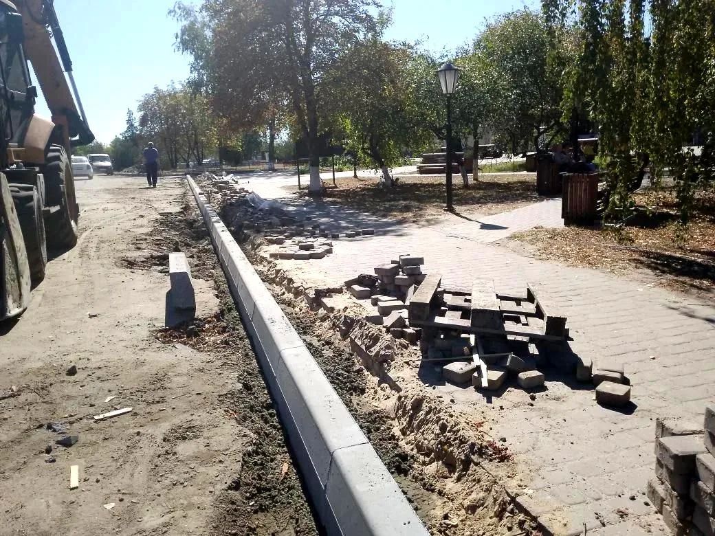 На улице Пролетской в Новоайдаре обновляют бордюрный камень На улице Пролетской в Новоайдаре обновляют бордюрный камень