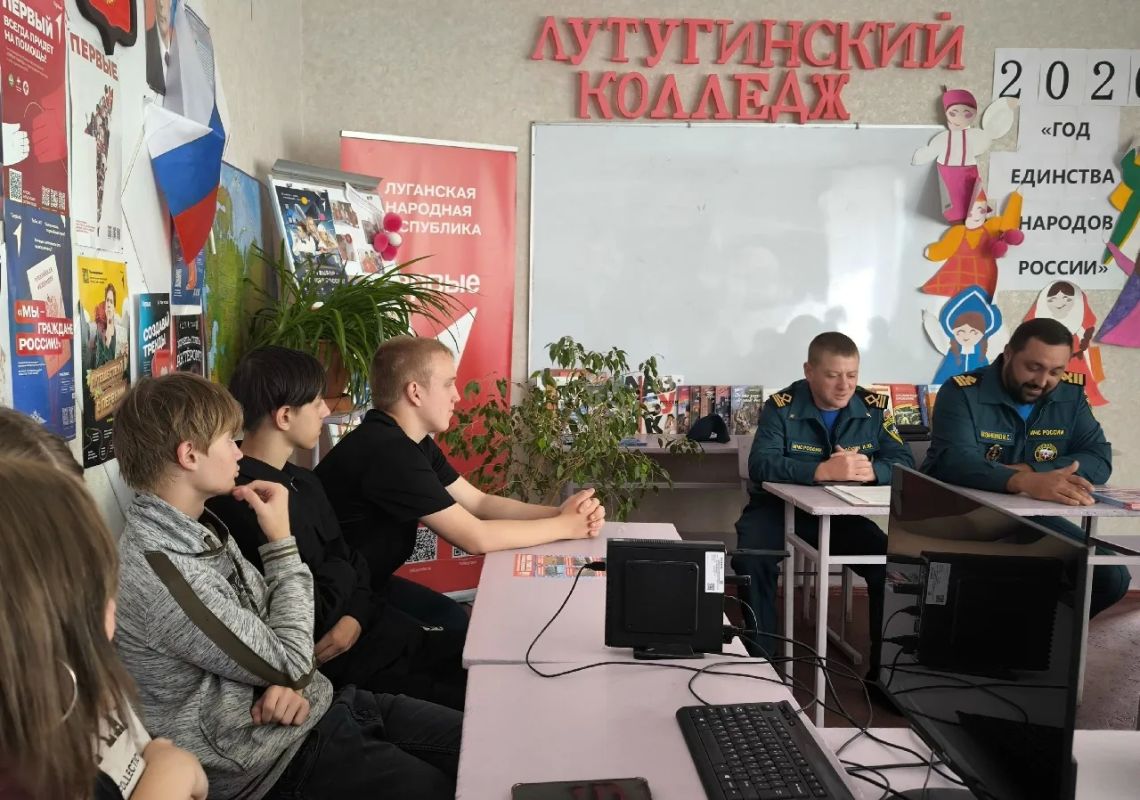 Сотрудники МЧС провели лекцию о безопасности на воде для студентов Лутугинского колледжа Сотрудники МЧС провели лекцию о безопасности на воде для студентов Лутугинского колледжа
