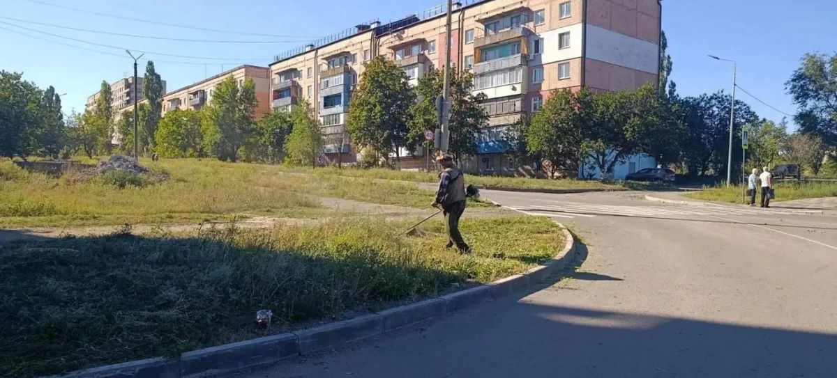 Предприятие МУП "Комсервис" Брянки продолжает плановые работы по покосу травы Предприятие МУП "Комсервис" Брянки продолжает плановые работы по покосу травы