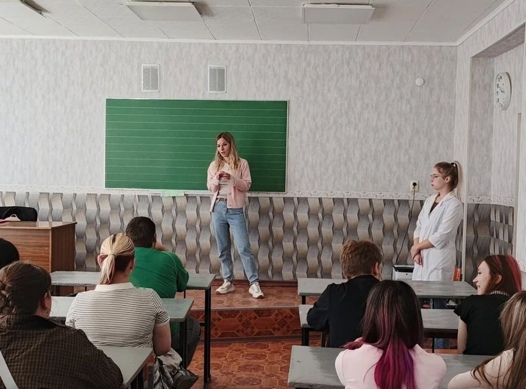 Беседа о вейпах прошла в Молодогвардейском УВК №1 Беседа о вейпах прошла в Молодогвардейском УВК №1