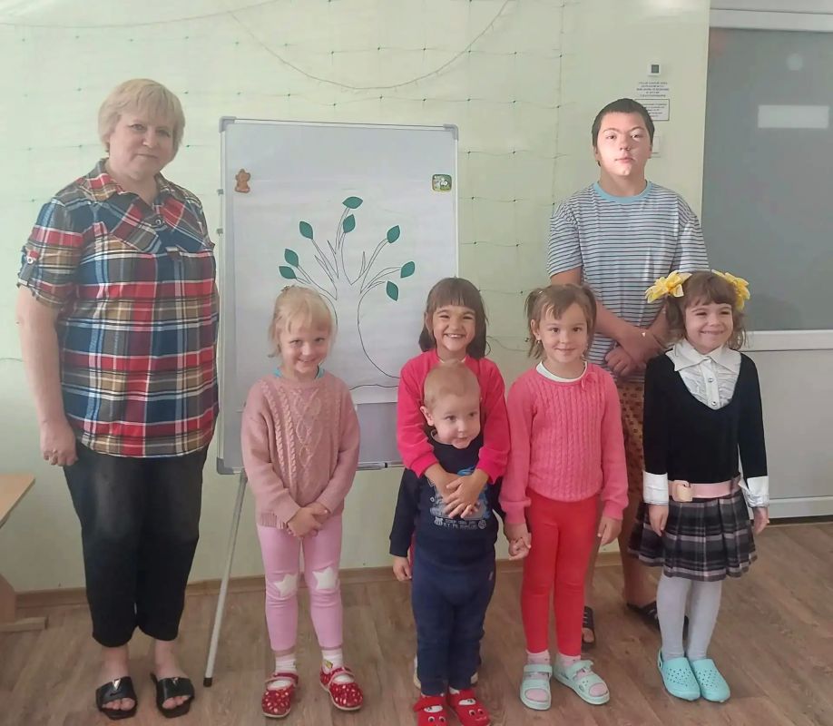 Сотрудники МБУК «Центральная библиотека города Рубежное» провели День веселых затей «Добро пожаловать в страну Здоровячков» для детей Рубежанского отделения «ГКУ ЛНР ДИ «Возрождение»