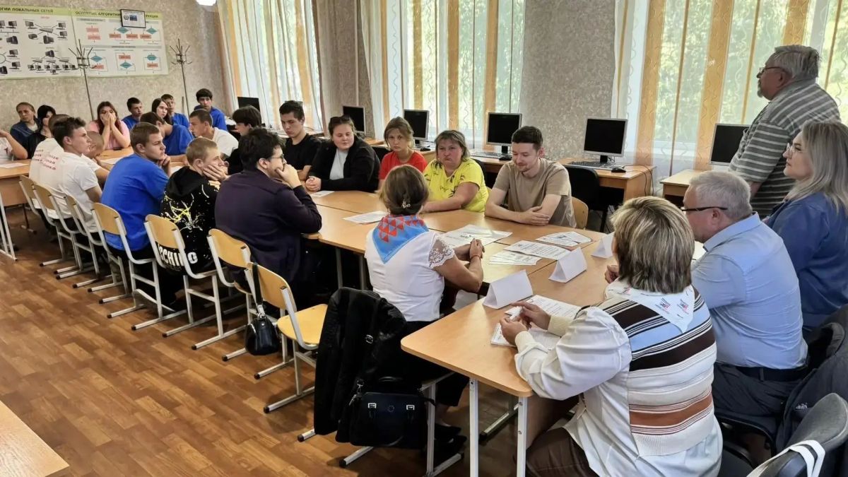 Сегодня, при ТО ГКУ «РЦЗН ЛНР» в Беловодском районе, на базе казачьего кадетского профессионального колледжа им. П.Л.Дремова Беловодского филиала состоялось заседание молодёжного клуба «ПРОФ_ориентир» на тему «Выборы и... Сегодня, при ТО ГКУ «РЦЗН ЛНР» в Беловодском районе, на базе казачьего кадетского профессионального колледжа им. П.Л.Дремова Беловодского филиала состоялось заседание молодёжного клуба «ПРОФ_ориентир» на тему «Выборы и...