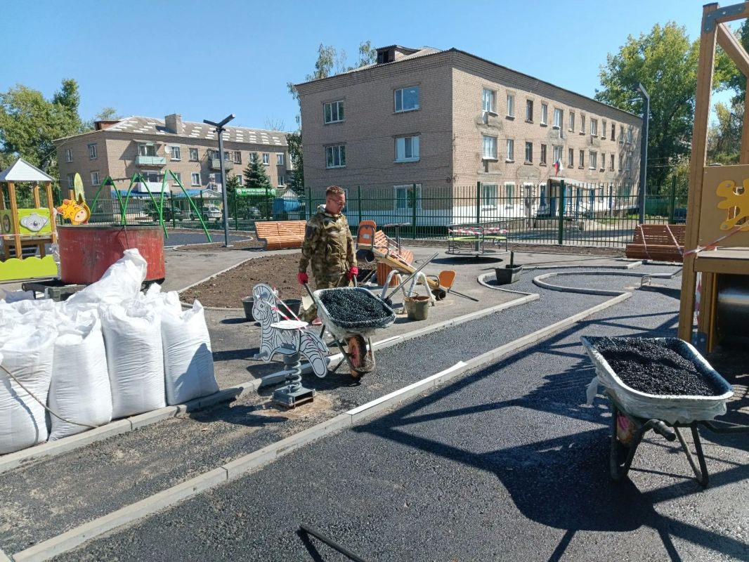 Новое пространство для отдыха: на улице Чехова в Ровеньках подходит к завершению благоустройство общественной территории На улице Чехова, в районе школы №6, продолжаются работы по благоустройству общественной территории.... Новое пространство для отдыха: на улице Чехова в Ровеньках подходит к завершению благоустройство общественной территории На улице Чехова, в районе школы №6, продолжаются работы по благоустройству общественной территории....