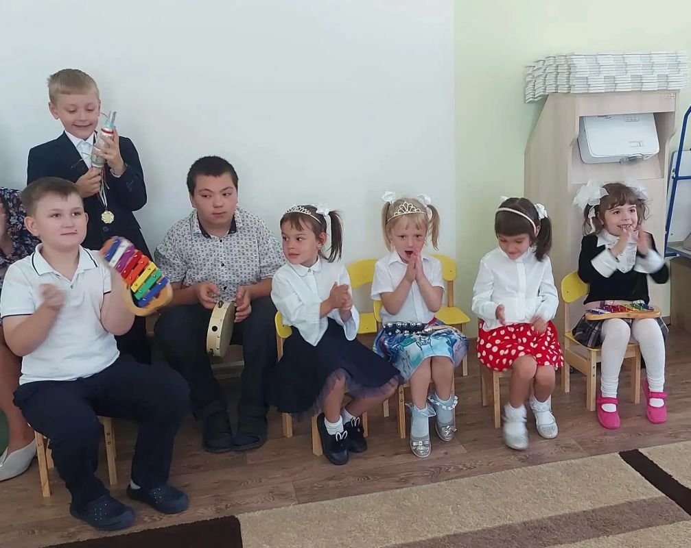 Сотрудники МБУК «Центральная библиотека города Рубежное» провели День веселых затей «Добро пожаловать в страну Здоровячков» для детей Рубежанского отделения «ГКУ ЛНР ДИ «Возрождение» Сотрудники МБУК «Центральная библиотека города Рубежное» провели День веселых затей «Добро пожаловать в страну Здоровячков» для детей Рубежанского отделения «ГКУ ЛНР ДИ «Возрождение»