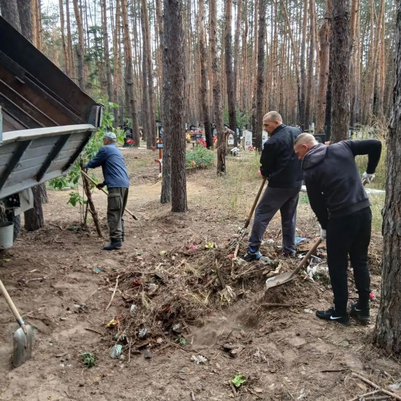 Владимир Чернев: Сотрудники МБУ "Ритуальная Служба" провели работы по очистке территории кладбища в селе Чмыровка Владимир Чернев: Сотрудники МБУ "Ритуальная Служба" провели работы по очистке территории кладбища в селе Чмыровка