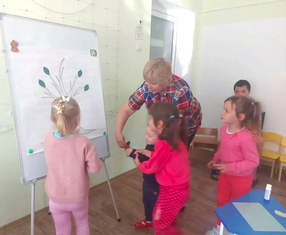 Сотрудники МБУК «Центральная библиотека города Рубежное» провели День веселых затей «Добро пожаловать в страну Здоровячков» для детей Рубежанского отделения «ГКУ ЛНР ДИ «Возрождение» Сотрудники МБУК «Центральная библиотека города Рубежное» провели День веселых затей «Добро пожаловать в страну Здоровячков» для детей Рубежанского отделения «ГКУ ЛНР ДИ «Возрождение»