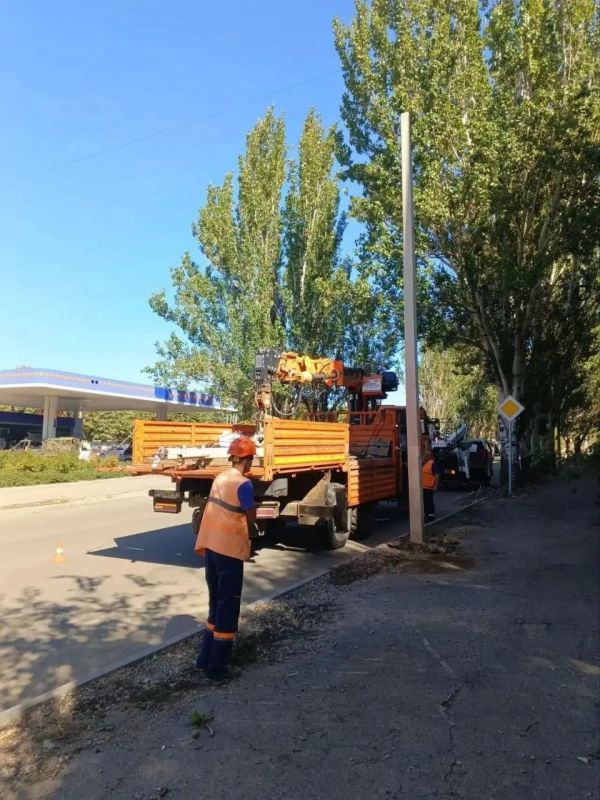 "Луганскгорсвет" заменил 3 опоры, поврежденных в ДТП "Луганскгорсвет" заменил 3 опоры, поврежденных в ДТП