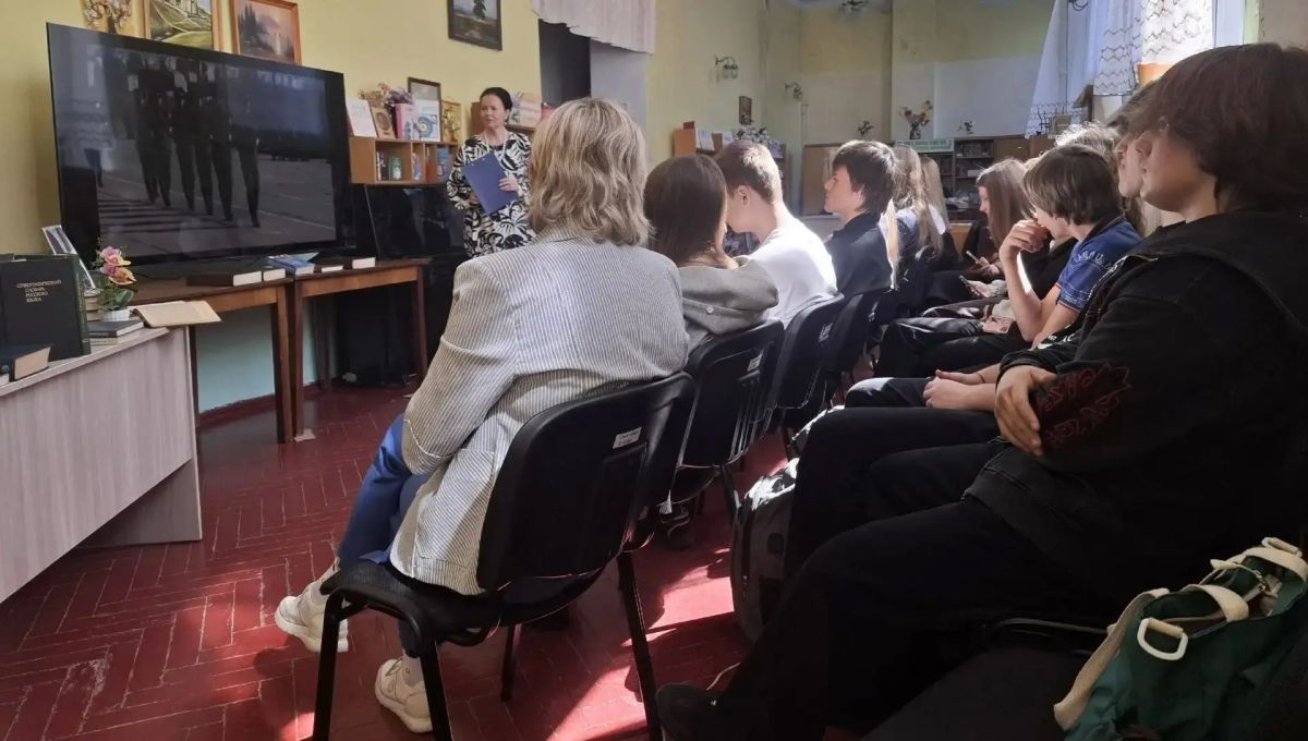 Русский вектор. 10 сентября на базе библиотеки-филиала № 2 города Алчевска состоялось открытие культурно-просветительского центра «Русский вектор» Русский вектор. 10 сентября на базе библиотеки-филиала № 2 города Алчевска состоялось открытие культурно-просветительского центра «Русский вектор»