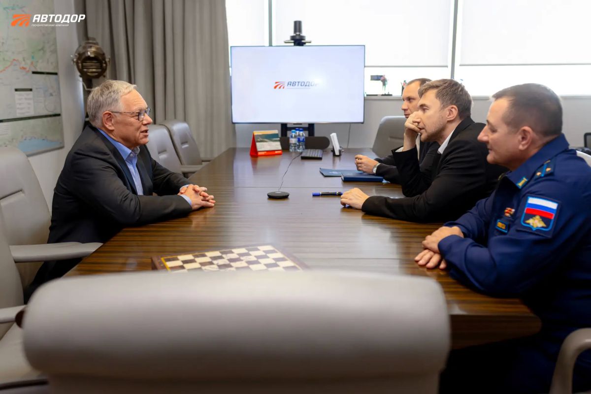 Председатель Правления Государственной компании «Автодор» Вячеслав Петушенко провел рабочую встречу с сенатором Российской Федерации, членом партии «Единая Россия» Сергеем Карякиным Председатель Правления Государственной компании «Автодор» Вячеслав Петушенко провел рабочую встречу с сенатором Российской Федерации, членом партии «Единая Россия» Сергеем Карякиным
