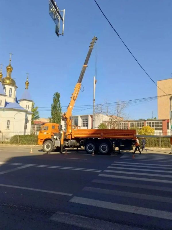 «Луганскгорсвет» заменил три опоры освещения, повреждённые в ДТП «Луганскгорсвет» заменил три опоры освещения, повреждённые в ДТП