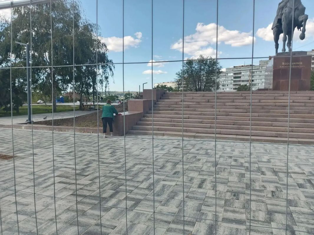В Луганске вандалы украли четыре светильника в парке Неизвестного солдата В Луганске вандалы украли четыре светильника в парке Неизвестного солдата