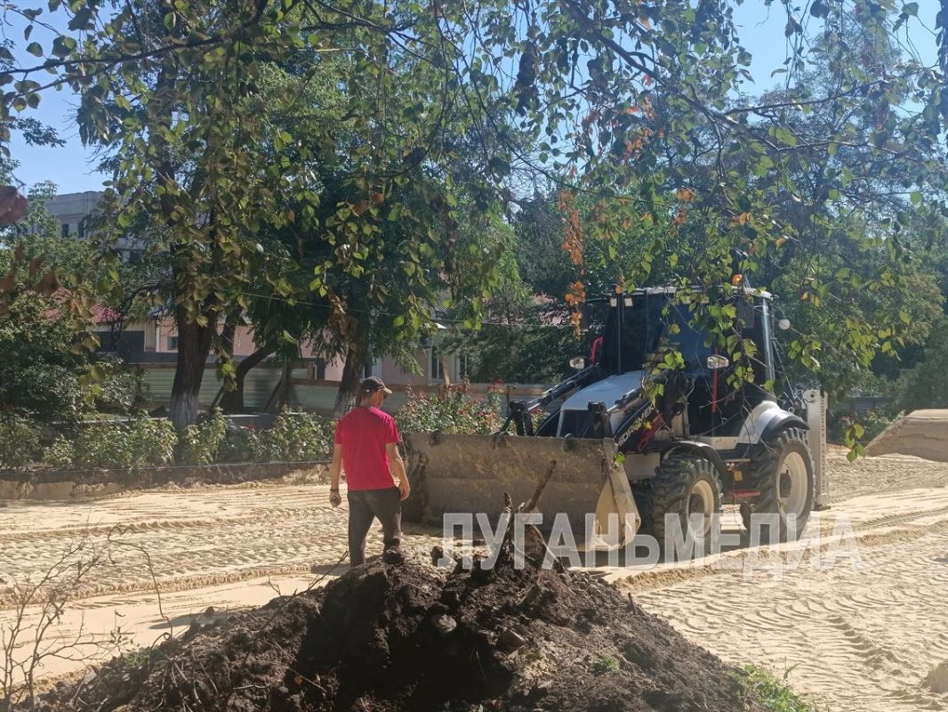 В Краснодоне благоустраивают территорию около ЗАГСа В Краснодоне благоустраивают территорию около ЗАГСа