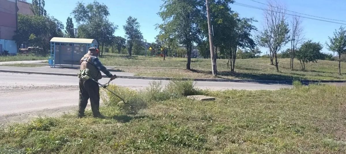Предприятие МУП "Комсервис" Брянки продолжает плановые работы по покосу травы Предприятие МУП "Комсервис" Брянки продолжает плановые работы по покосу травы