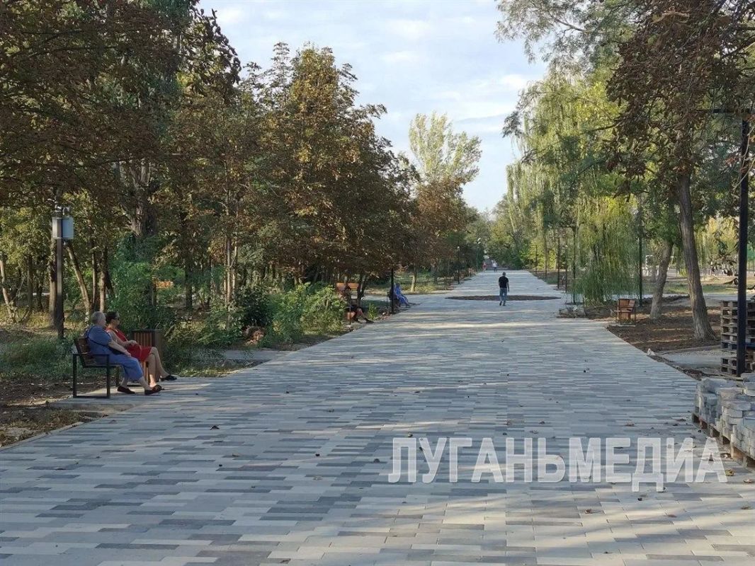 В Брянке продолжается реконструкция городского парка В Брянке продолжается реконструкция городского парка