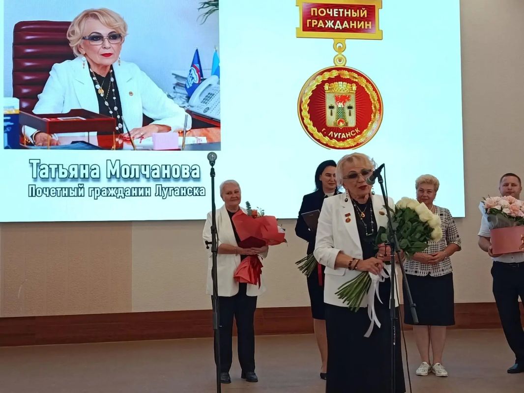 В здании Администрации города состоялось торжественное награждение отличившихся луганчан В здании Администрации города состоялось торжественное награждение отличившихся луганчан