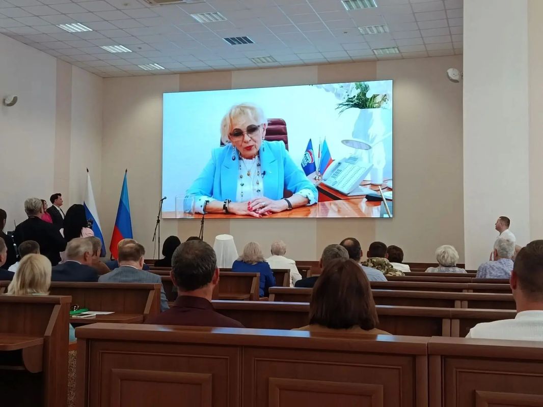 В здании Администрации города состоялось торжественное награждение отличившихся луганчан В здании Администрации города состоялось торжественное награждение отличившихся луганчан