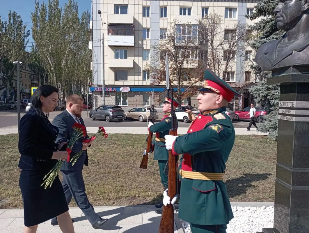 Традиционное возложение цветов к памятникам и бюстам знаменитых деятелей Луганска состоялось накануне Дня города Традиционное возложение цветов к памятникам и бюстам знаменитых деятелей Луганска состоялось накануне Дня города