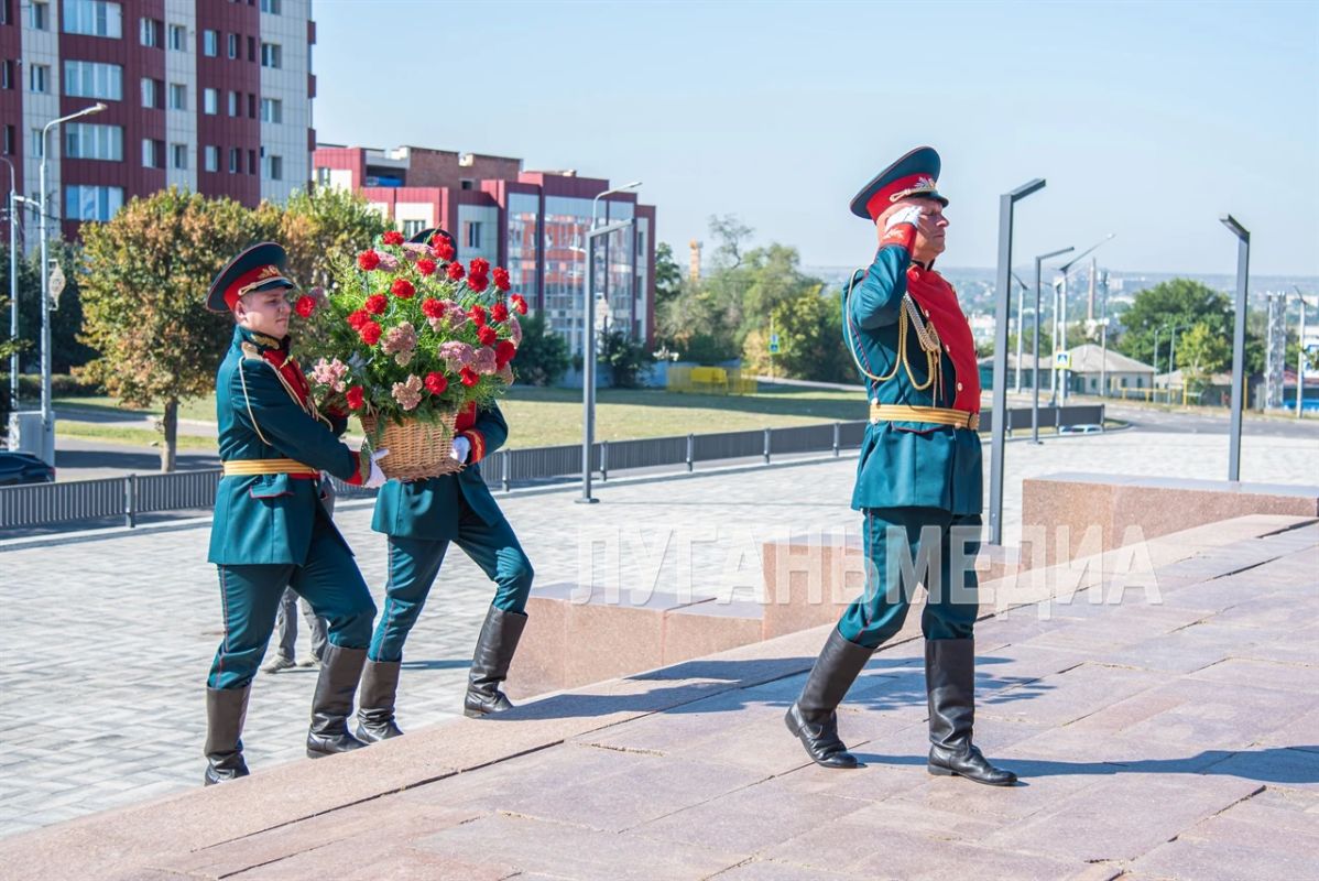 В Луганске прошло возложение цветов к памятникам и мемориалам в честь Дня города В Луганске прошло возложение цветов к памятникам и мемориалам в честь Дня города