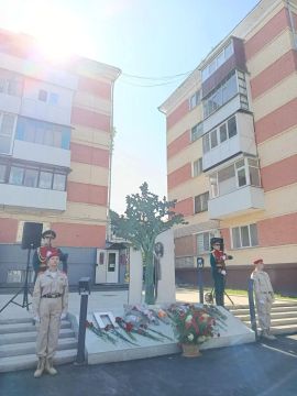 К памятному знаку погибшим луганчанам "Дерево памяти" в канун Дня города торжественно возложили цветы