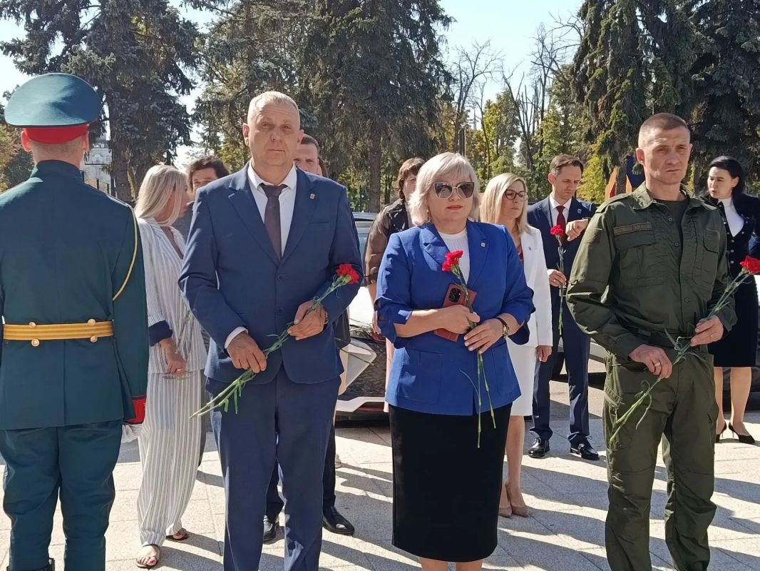 Традиционное возложение цветов к памятникам и бюстам знаменитых деятелей Луганска состоялось накануне Дня города Традиционное возложение цветов к памятникам и бюстам знаменитых деятелей Луганска состоялось накануне Дня города