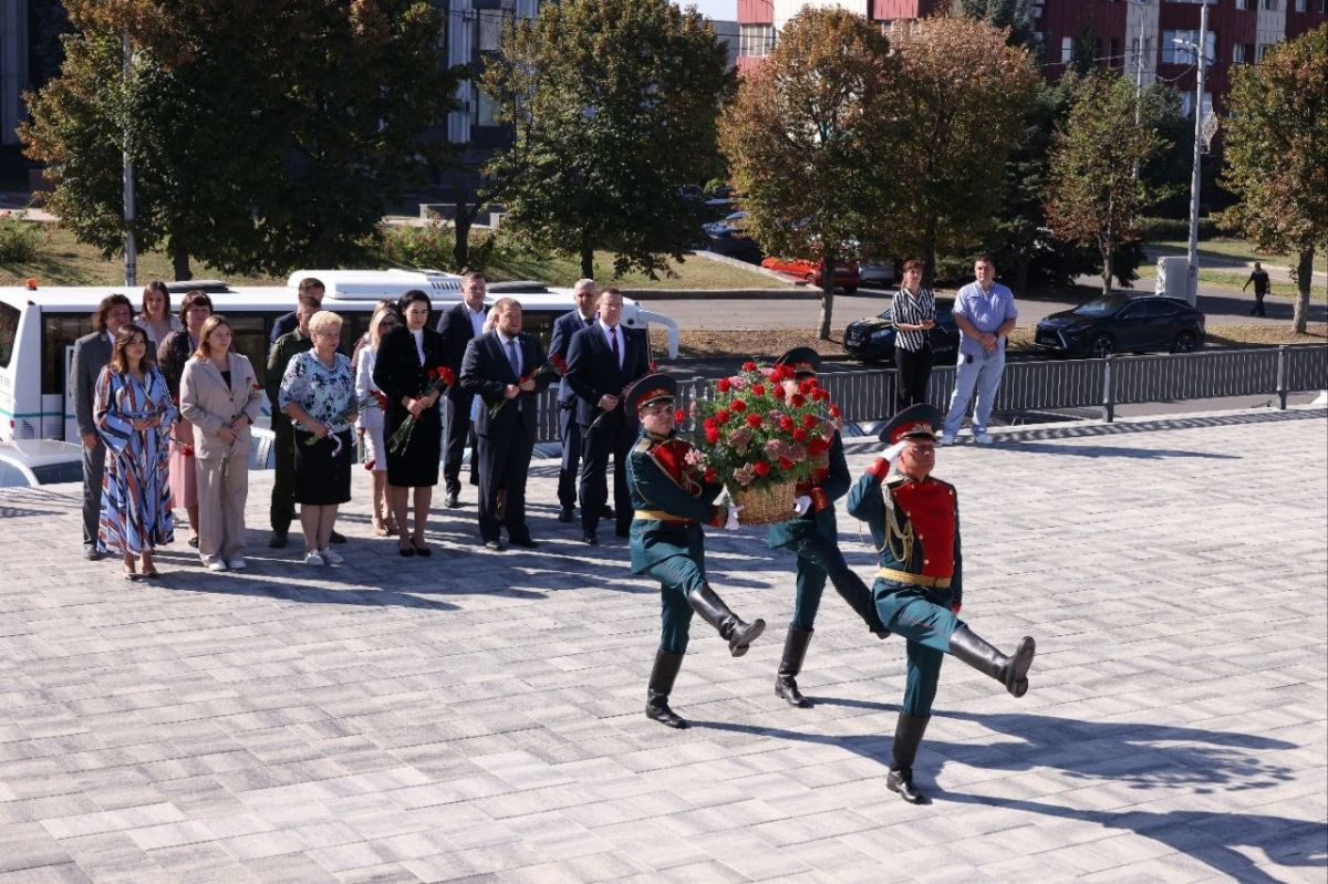 Галина Дуброва: Сегодня, в преддверии Дня города Луганска, вместе с коллегами, руководством города и сенатором Ольгой Бас мы прошли по местам, которые для каждого луганчанина особенно дороги