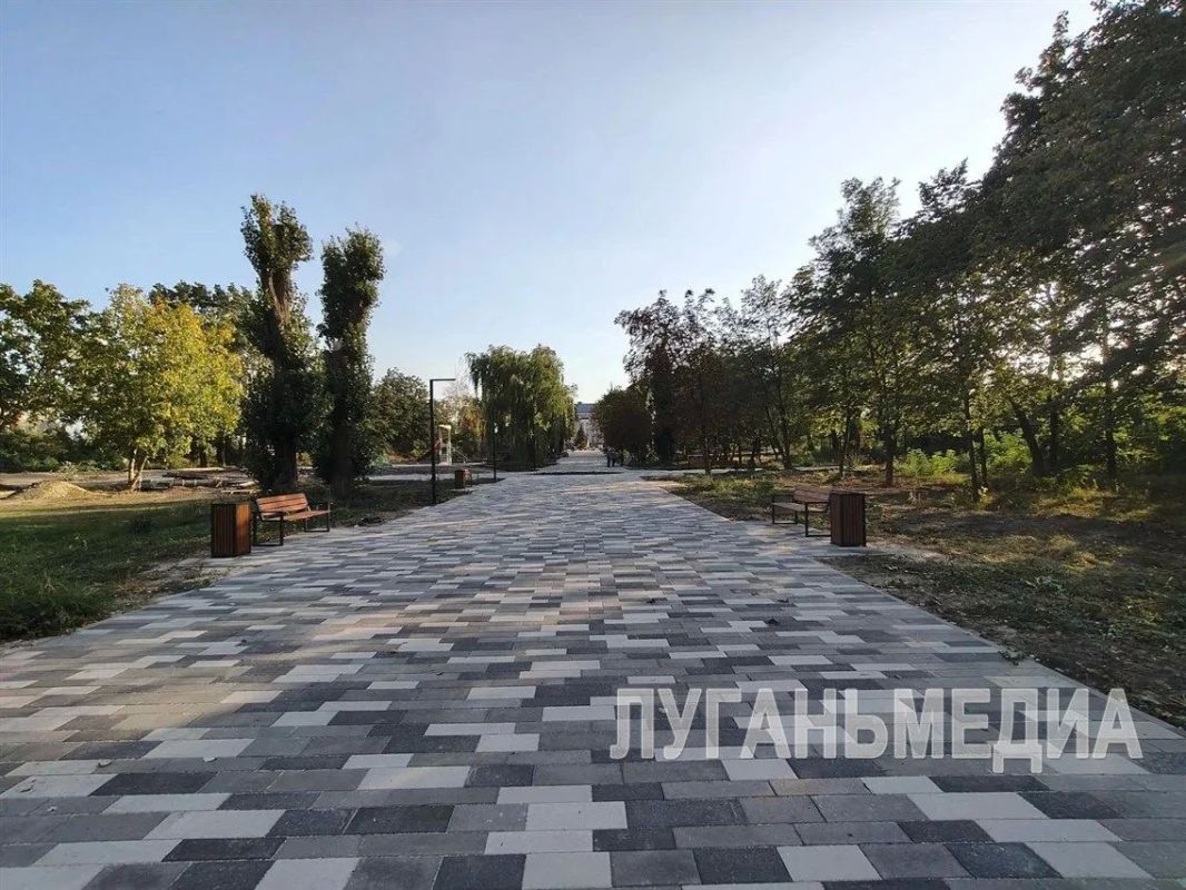 В Брянке продолжается реконструкция городского парка В Брянке продолжается реконструкция городского парка