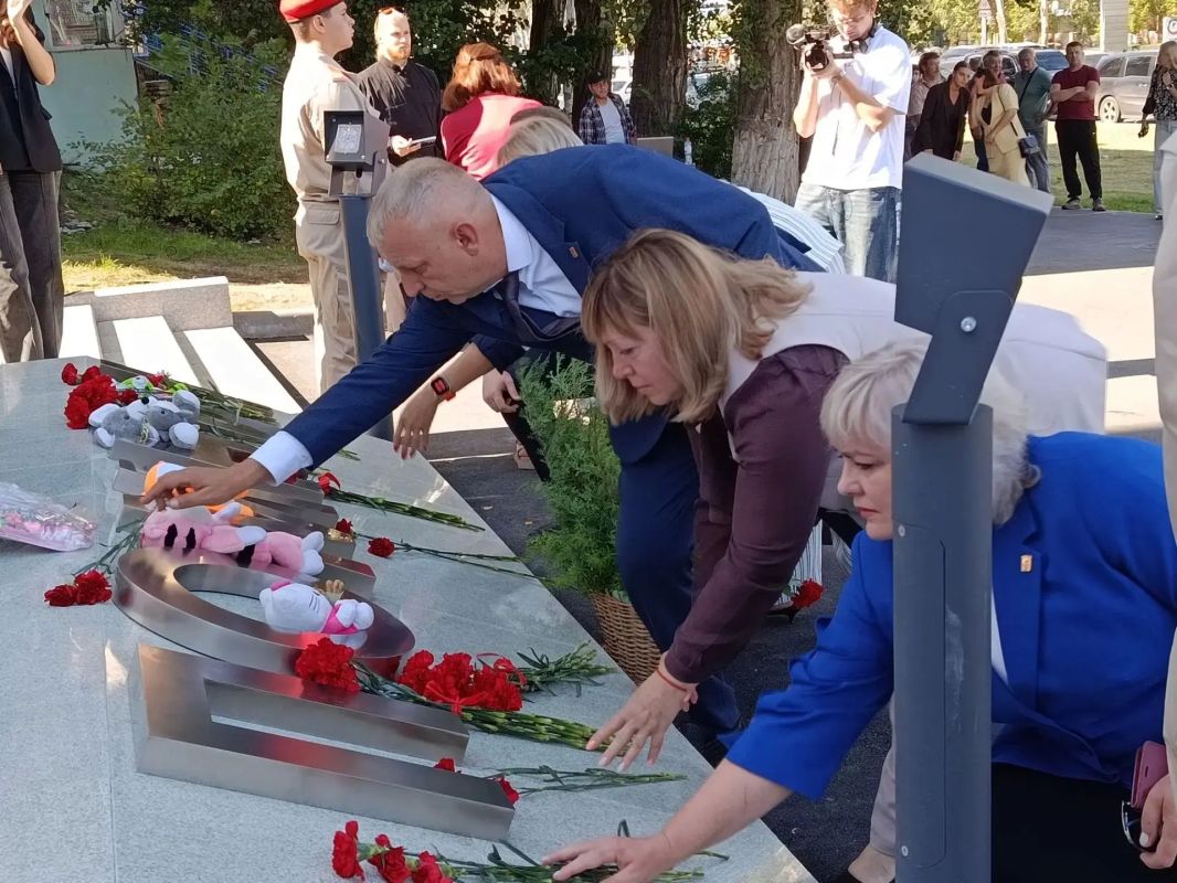 К памятному знаку погибшим луганчанам "Дерево памяти" в канун Дня города торжественно возложили цветы К памятному знаку погибшим луганчанам "Дерево памяти" в канун Дня города торжественно возложили цветы