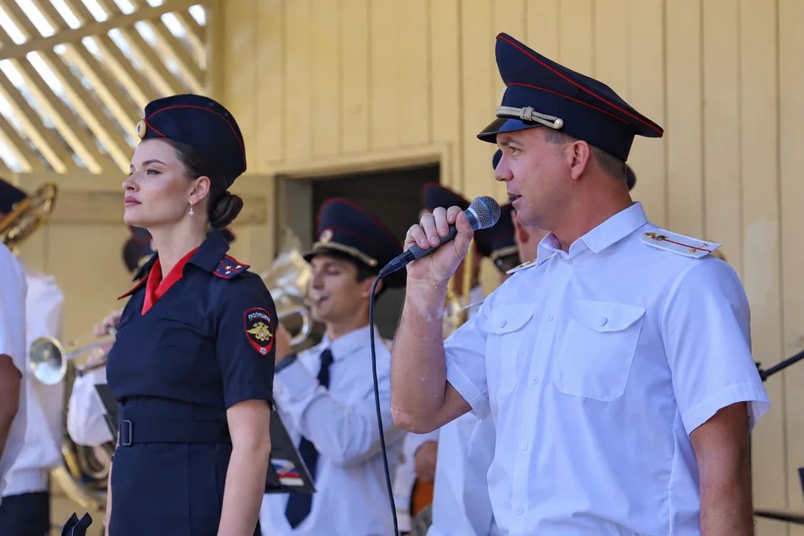 Правоохранители поздравили луганчан с Днём города Правоохранители поздравили луганчан с Днём города