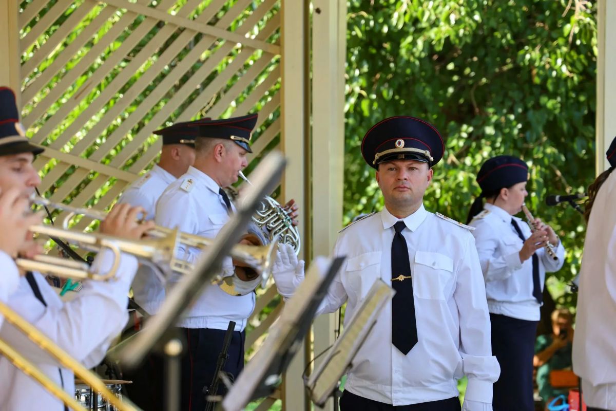 Правоохранители поздравили луганчан с Днём города Правоохранители поздравили луганчан с Днём города