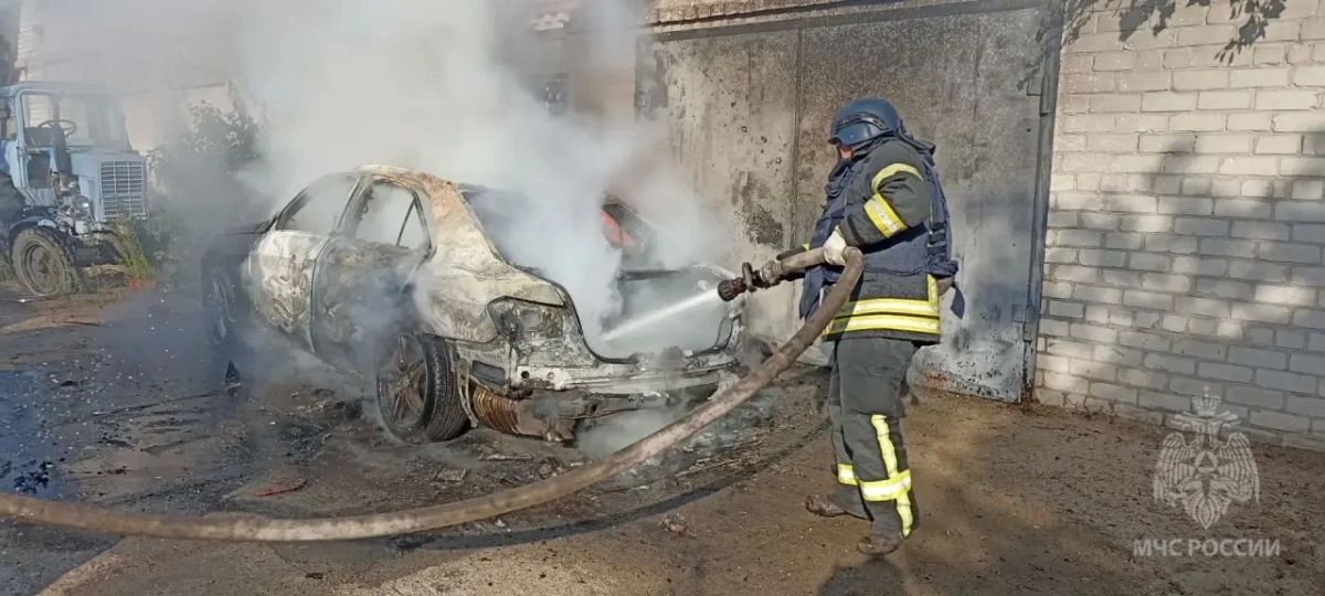 Спасатели МЧС России отстояли жилой дом от пожара, возникшего в результате атаки БПЛА в Рубежном Спасатели МЧС России отстояли жилой дом от пожара, возникшего в результате атаки БПЛА в Рубежном