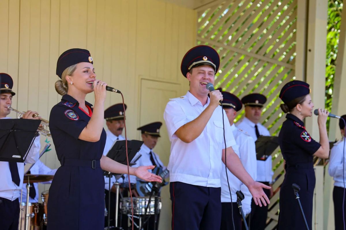 Правоохранители поздравили луганчан с Днём города Правоохранители поздравили луганчан с Днём города