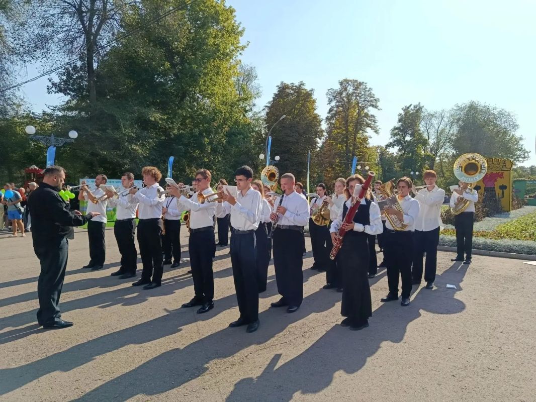 Концертно-развлекательная программа "Тебе, любимый город!" стартовала в парке имени Максима Горького Концертно-развлекательная программа "Тебе, любимый город!" стартовала в парке имени Максима Горького