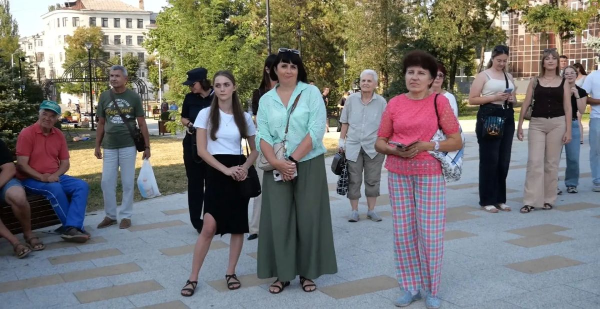 Концерт и развлекательные локации для посетителей сквера имени Молодой гвардии Концерт и развлекательные локации для посетителей сквера имени Молодой гвардии