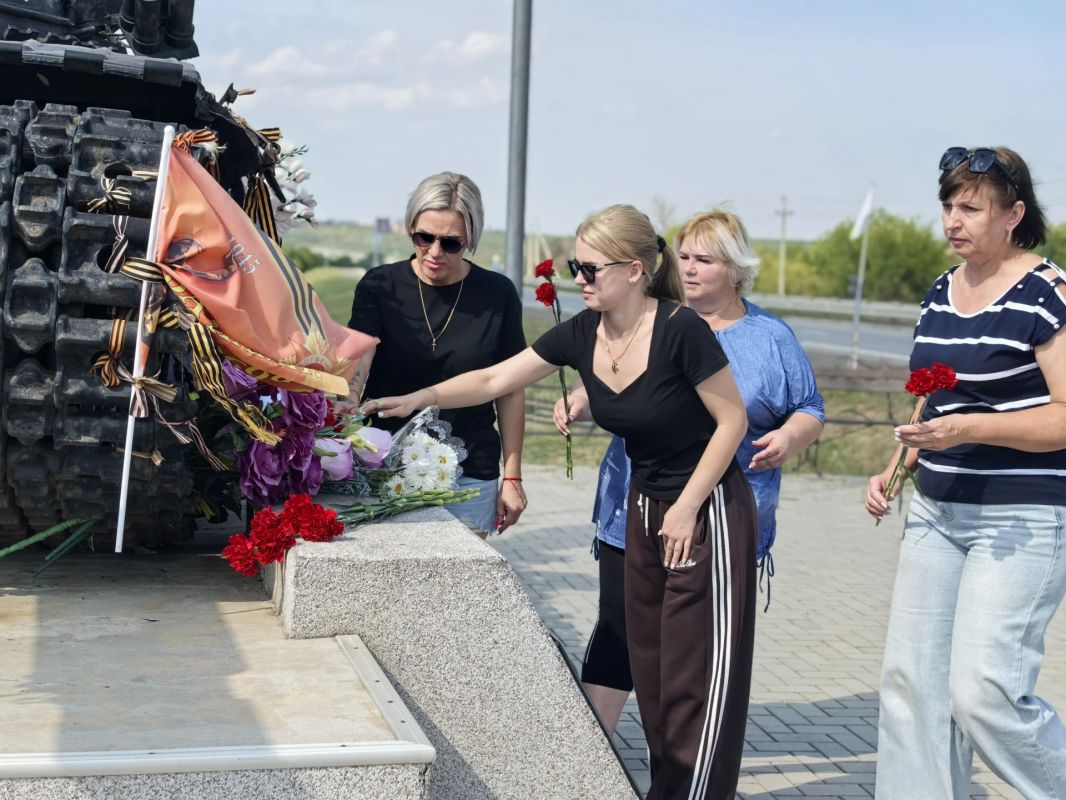 Сегодня, в День танкиста, мы собрались у памятного знака в поселке Хрящеватое, чтобы отдать дань глубокого уважения людям, для которых броня стала вторым домом, а верность долгу — смыслом жизни Сегодня, в День танкиста, мы собрались у памятного знака в поселке Хрящеватое, чтобы отдать дань глубокого уважения людям, для которых броня стала вторым домом, а верность долгу — смыслом жизни