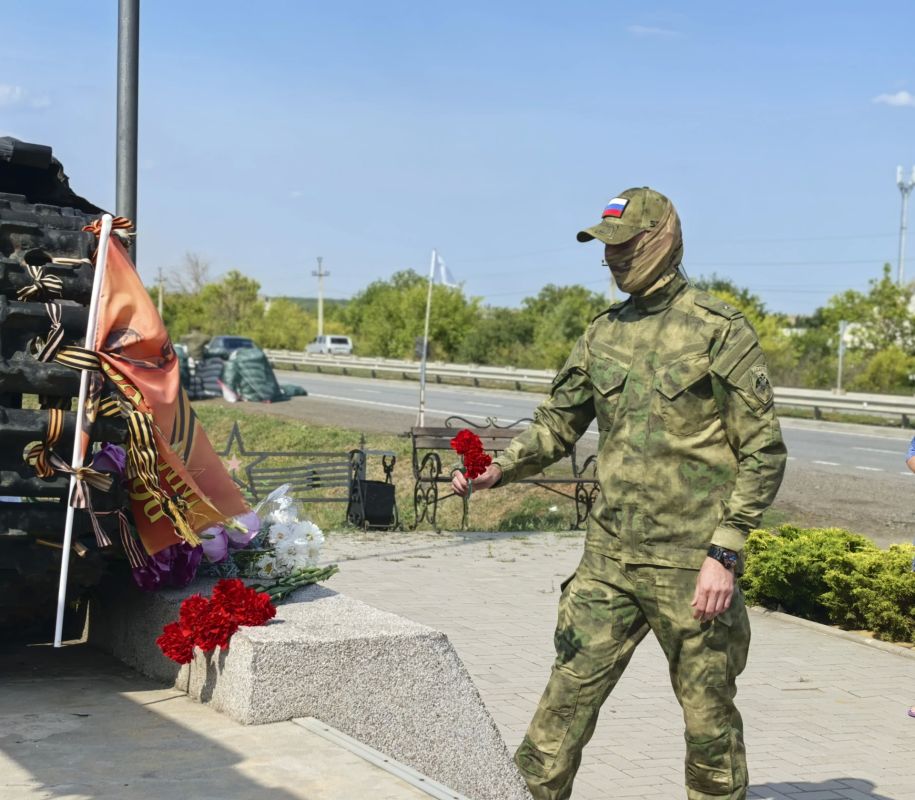 Сегодня, в День танкиста, мы собрались у памятного знака в поселке Хрящеватое, чтобы отдать дань глубокого уважения людям, для которых броня стала вторым домом, а верность долгу — смыслом жизни Сегодня, в День танкиста, мы собрались у памятного знака в поселке Хрящеватое, чтобы отдать дань глубокого уважения людям, для которых броня стала вторым домом, а верность долгу — смыслом жизни