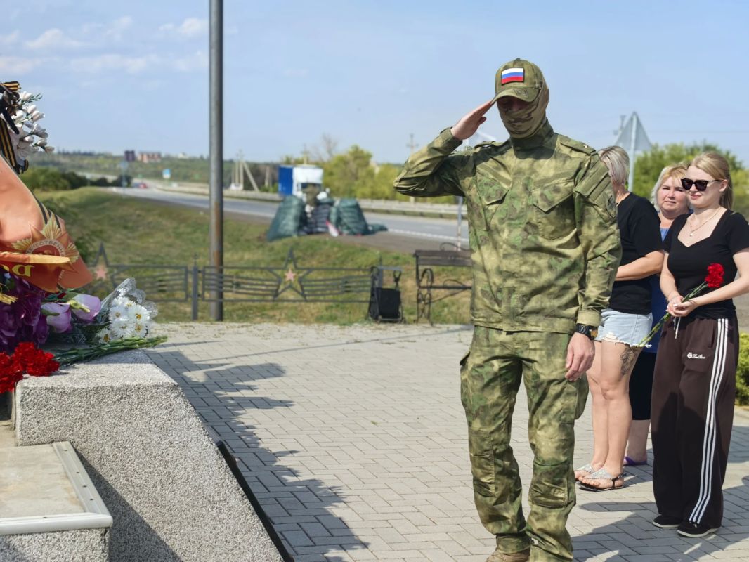 Сегодня, в День танкиста, мы собрались у памятного знака в поселке Хрящеватое, чтобы отдать дань глубокого уважения людям, для которых броня стала вторым домом, а верность долгу — смыслом жизни Сегодня, в День танкиста, мы собрались у памятного знака в поселке Хрящеватое, чтобы отдать дань глубокого уважения людям, для которых броня стала вторым домом, а верность долгу — смыслом жизни