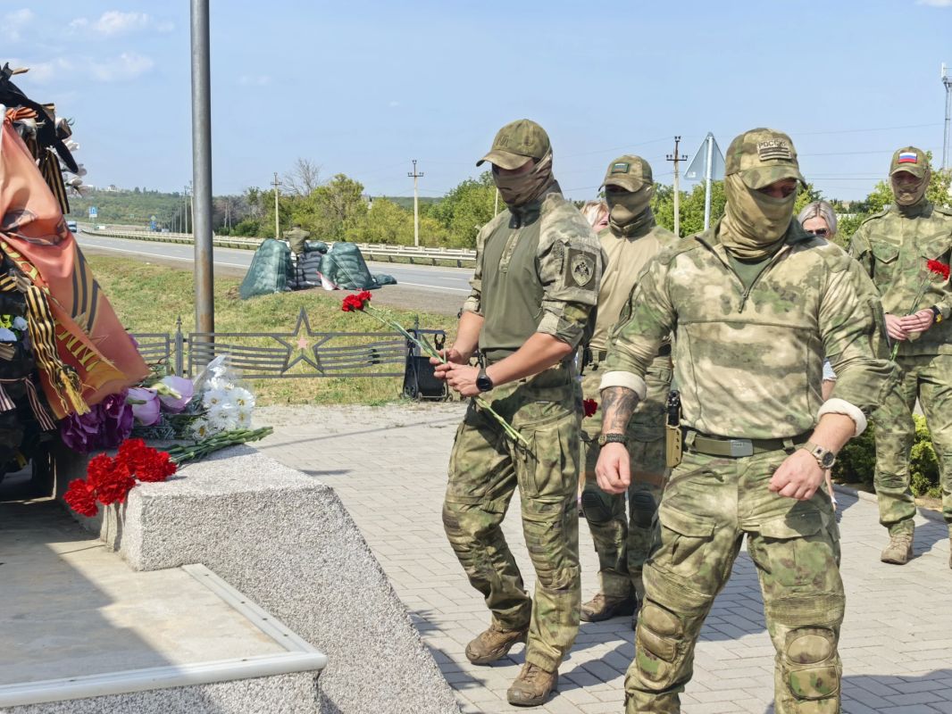 Сегодня, в День танкиста, мы собрались у памятного знака в поселке Хрящеватое, чтобы отдать дань глубокого уважения людям, для которых броня стала вторым домом, а верность долгу — смыслом жизни Сегодня, в День танкиста, мы собрались у памятного знака в поселке Хрящеватое, чтобы отдать дань глубокого уважения людям, для которых броня стала вторым домом, а верность долгу — смыслом жизни