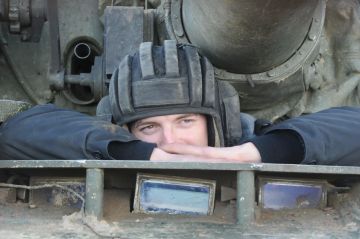 Пасечник поздравил военнослужащих и ветеранов танковых войск с профессиональным праздником