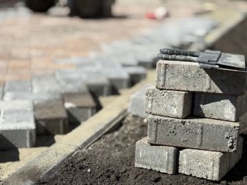 На площади Ленина в Молодогвардейске завершается укладка брусчатки