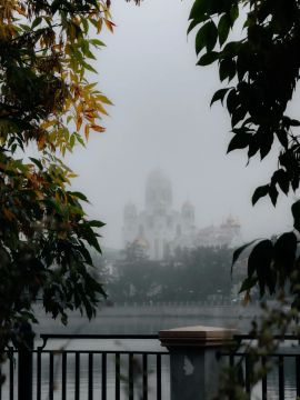 Туманная осень пришла в Екатеринбург