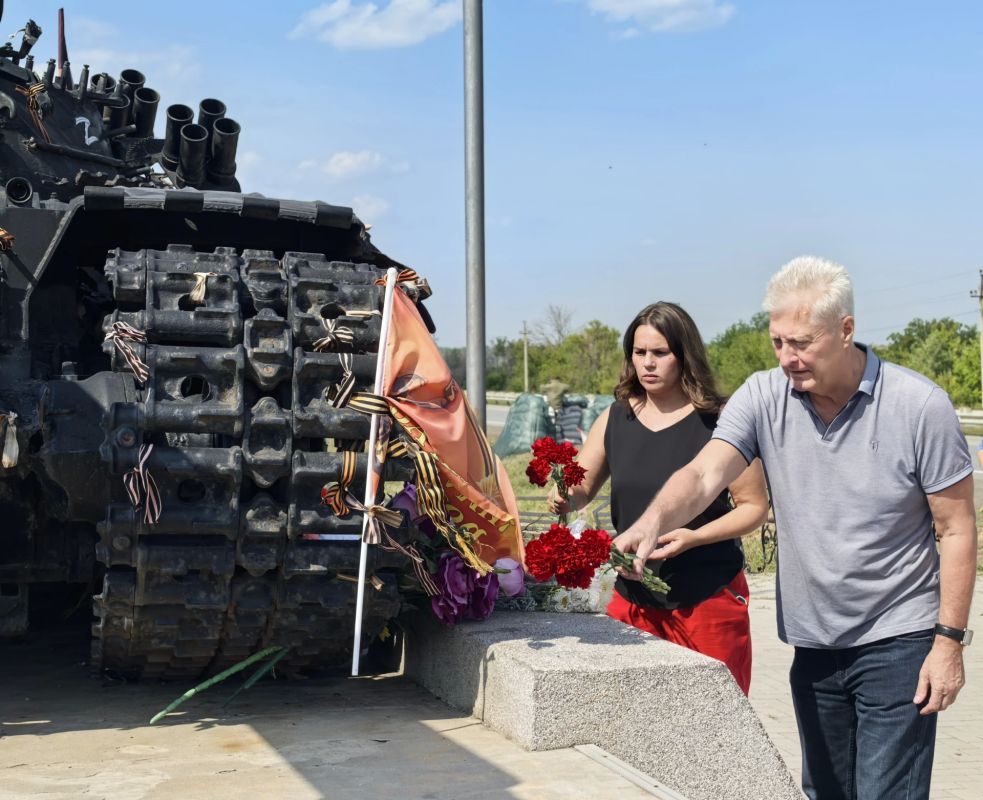 Сегодня, в День танкиста, мы собрались у памятного знака в поселке Хрящеватое, чтобы отдать дань глубокого уважения людям, для которых броня стала вторым домом, а верность долгу — смыслом жизни Сегодня, в День танкиста, мы собрались у памятного знака в поселке Хрящеватое, чтобы отдать дань глубокого уважения людям, для которых броня стала вторым домом, а верность долгу — смыслом жизни