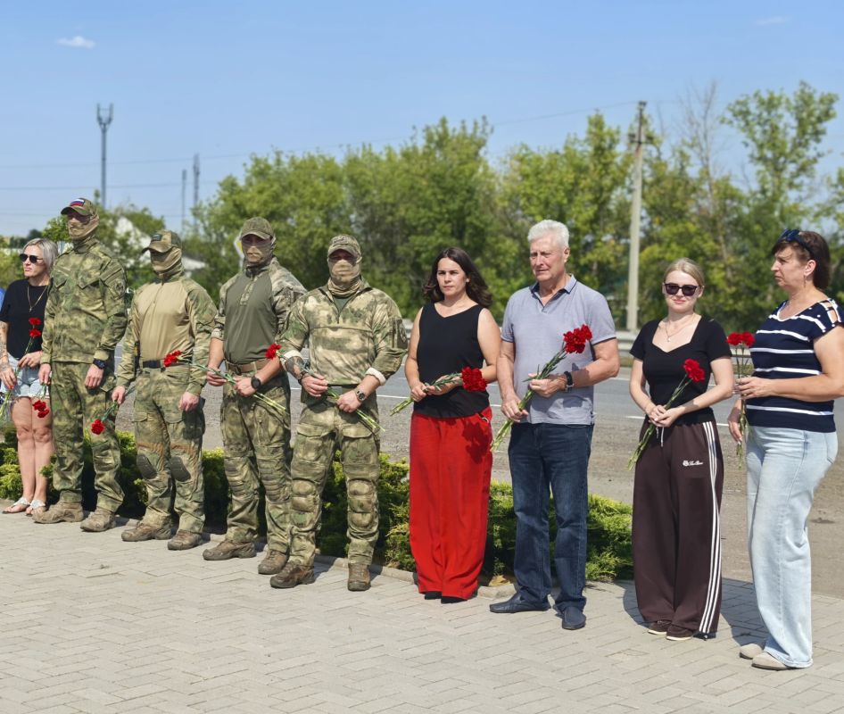 Сегодня, в День танкиста, мы собрались у памятного знака в поселке Хрящеватое, чтобы отдать дань глубокого уважения людям, для которых броня стала вторым домом, а верность долгу — смыслом жизни Сегодня, в День танкиста, мы собрались у памятного знака в поселке Хрящеватое, чтобы отдать дань глубокого уважения людям, для которых броня стала вторым домом, а верность долгу — смыслом жизни