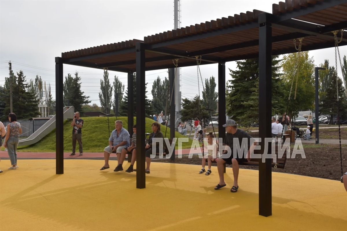 В Стаханове появилось еще одно современное общественное пространство – сквер по ул. Карбышева В Стаханове появилось еще одно современное общественное пространство – сквер по ул. Карбышева