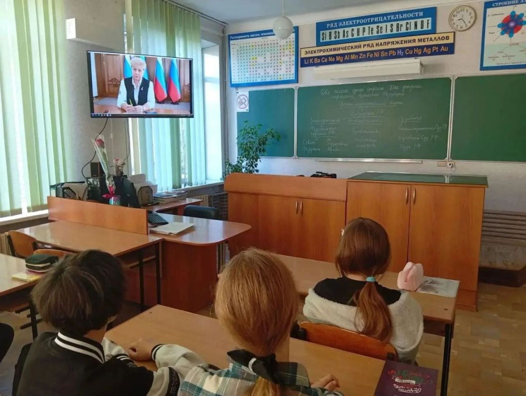 Ольга Бас: Скоро настанет важное событие для Луганской Народной Республики, как и для других трех исторических территорий России, мы впервые будем принимать участие в выборах депутатов в Государственную Думу РФ. Это событие... Ольга Бас: Скоро настанет важное событие для Луганской Народной Республики, как и для других трех исторических территорий России, мы впервые будем принимать участие в выборах депутатов в Государственную Думу РФ. Это событие...