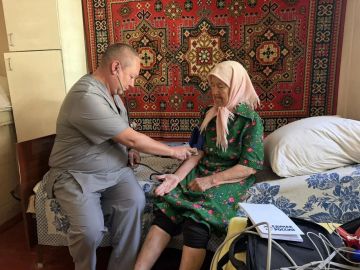 Пермские врачи продолжают выездные осмотры маломобильных граждан в Северодонецке