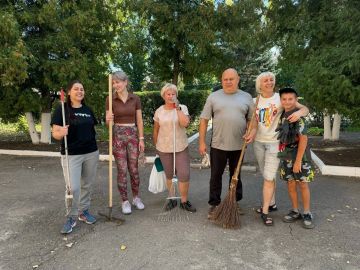 Педагоги Лутугинской средней школы №1 вышли на субботник