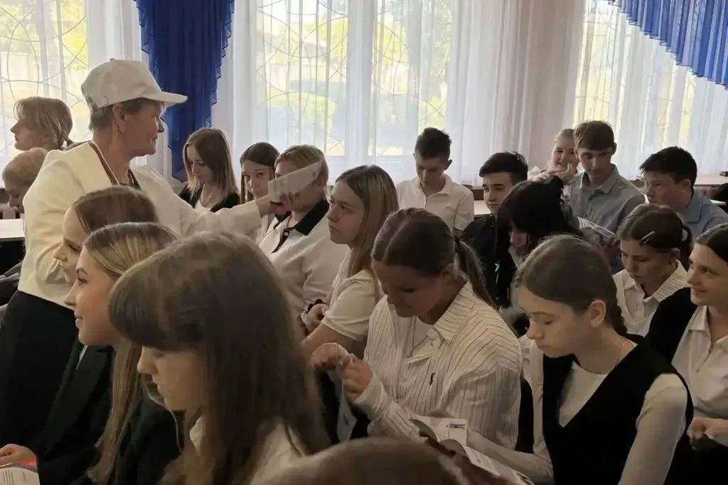 «ИнформУИК» в Краснолучской школе №3: о выборах и акции «Будь со страной!» «ИнформУИК» в Краснолучской школе №3: о выборах и акции «Будь со страной!»