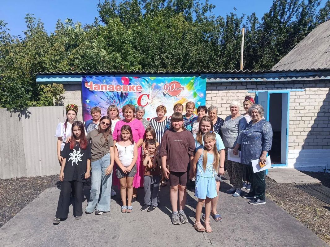 С юбилеем родное село !. В селе Чапаевка состоялась концертно-развлекательная программа «С юбилеем родное село!», посвященная 90-летию образования села, которую провел Пролетарский Дом культуры С юбилеем родное село !. В селе Чапаевка состоялась концертно-развлекательная программа «С юбилеем родное село!», посвященная 90-летию образования села, которую провел Пролетарский Дом культуры